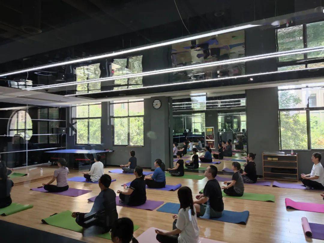 职工互助丨运动与健康同乐 瑜伽与单车共燃CQ9电子 CQ9传奇(图1)