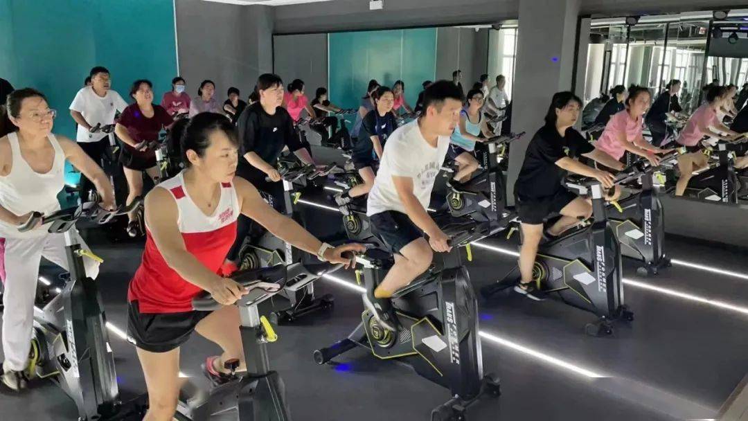 职工互助丨运动与健康同乐 瑜伽与单车共燃CQ9电子 CQ9传奇(图3)