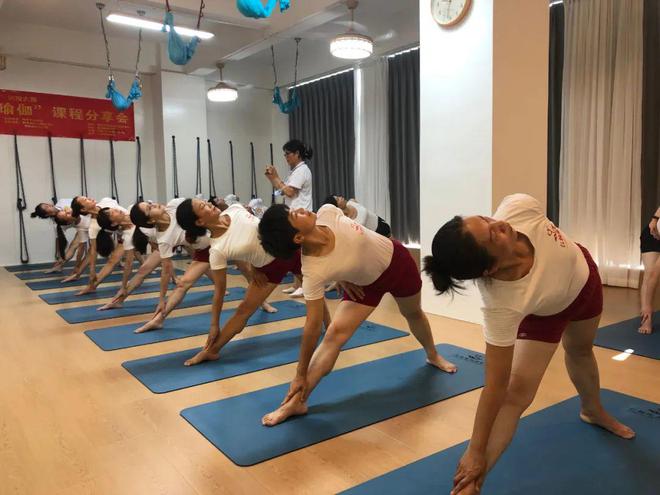 CQ9电子 CQ9传奇瑜伽、晚礼服超模特培训这些公益培训班开课啦！(图4)