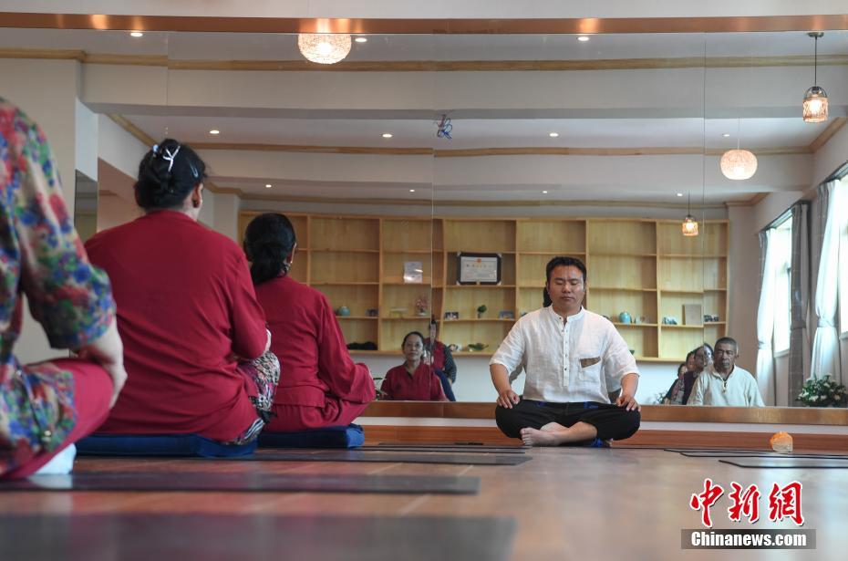 西藏一瑜伽馆对老CQ9电子 CQ9传奇年人实行免费瑜伽教学(图2)