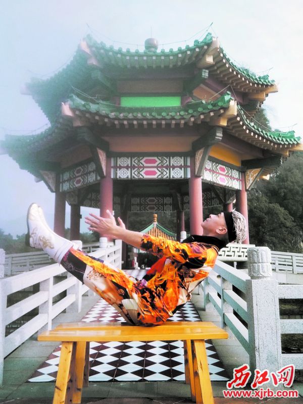 瑜伽达人陈子明：文明健康CQ9电子 CQ9传奇绿色生活炼就“年轻态”(图1)