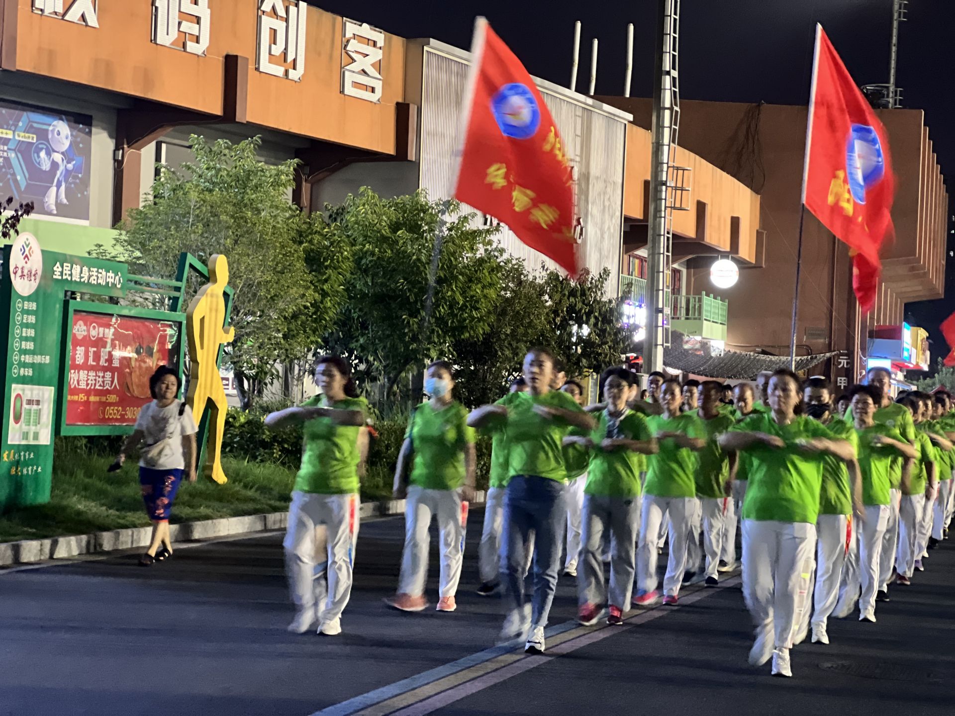 动起来！夜健身CQ9电子 CQ9传奇电子激活市民夜生活(图2)