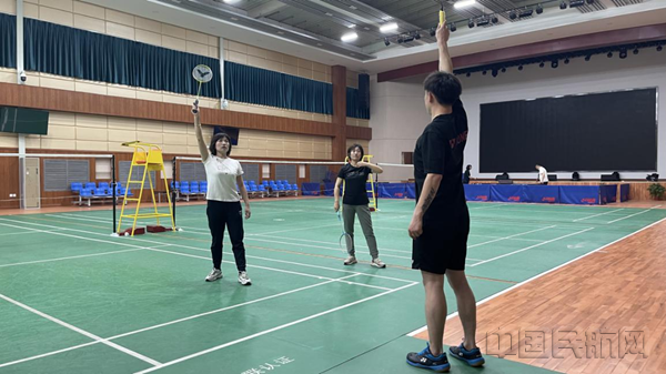 包头机CQ9电子 CQ9传奇电子场开办乒乓球、羽毛球、瑜伽培训班(图1)