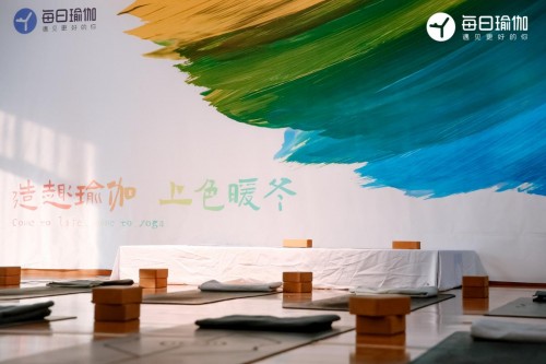 CQ9电子 CQ9传奇电子造趣暖冬玩转瑜伽北京每日瑜伽学院点亮“造趣节”(图1)