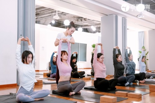 CQ9电子 CQ9传奇电子造趣暖冬玩转瑜伽北京每日瑜伽学院点亮“造趣节”(图4)