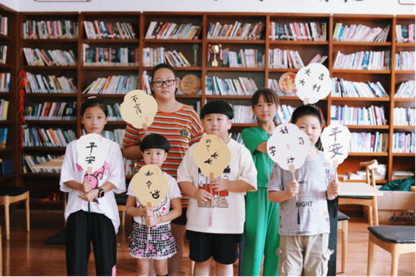 CQ9电子 CQ9传奇电子练瑜伽 画扇面 普朱文化礼堂精彩不停(图3)