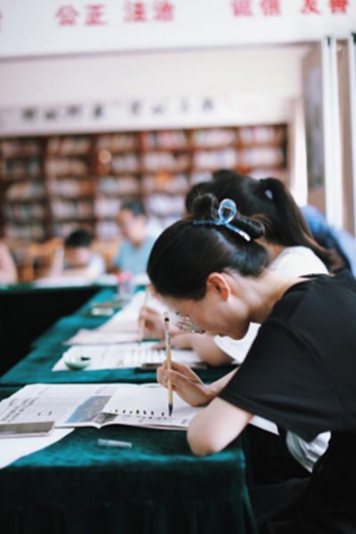 CQ9电子 CQ9传奇电子练瑜伽 画扇面 普朱文化礼堂精彩不停(图4)