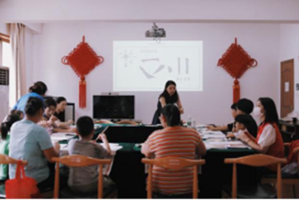 CQ9电子 CQ9传奇电子练瑜伽 画扇面 普朱文化礼堂精彩不停(图5)