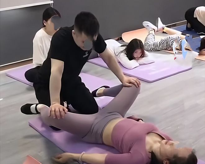 CQ9电子 CQ9传奇电子男健身教练帮女生开腿动作近乎惹人争议她们的老公真不介意？(图6)