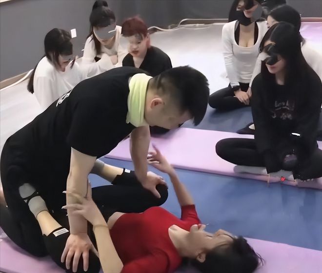 CQ9电子 CQ9传奇电子男健身教练帮女生开腿动作近乎惹人争议她们的老公真不介意？(图7)