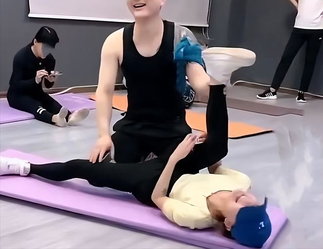 CQ9电子 CQ9传奇电子男健身教练帮女生开腿动作近乎惹人争议她们的老公真不介意？(图8)