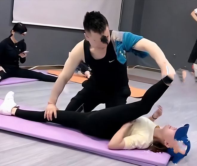 CQ9电子 CQ9传奇电子男健身教练帮女生开腿动作近乎惹人争议她们的老公真不介意？(图9)