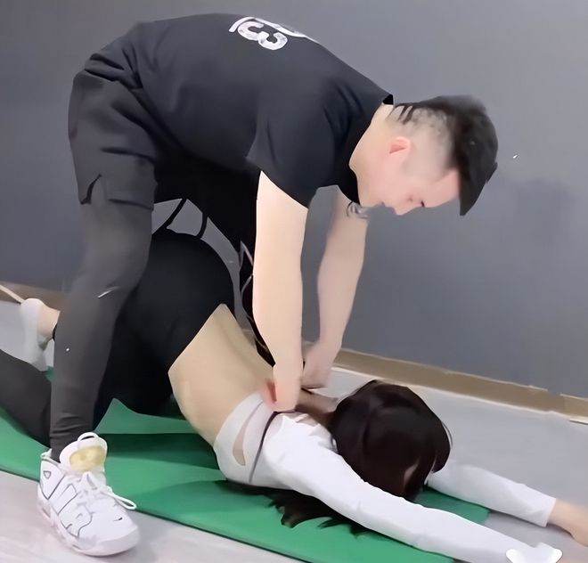 CQ9电子 CQ9传奇电子男健身教练帮女生开腿动作近乎惹人争议她们的老公真不介意？(图13)