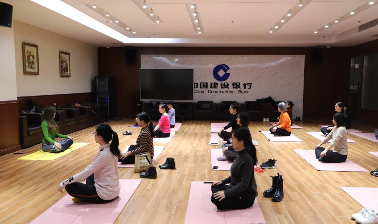 CQ9电子 CQ9传奇电子“瑜”悦身心更“伽”健康——建行芜湖分行开展瑜伽培训班(图1)