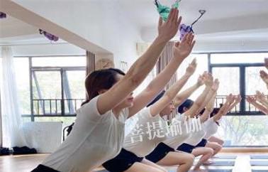 CQ9电子 CQ9传奇电子长沙哪家空中瑜伽培训好 实战化教学(图1)