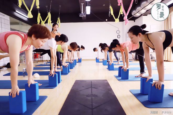 CQ9电子 CQ9传奇电子正规瑜伽教练培训需要多少钱？瑜伽学校哪家好_首推罗曼(图2)