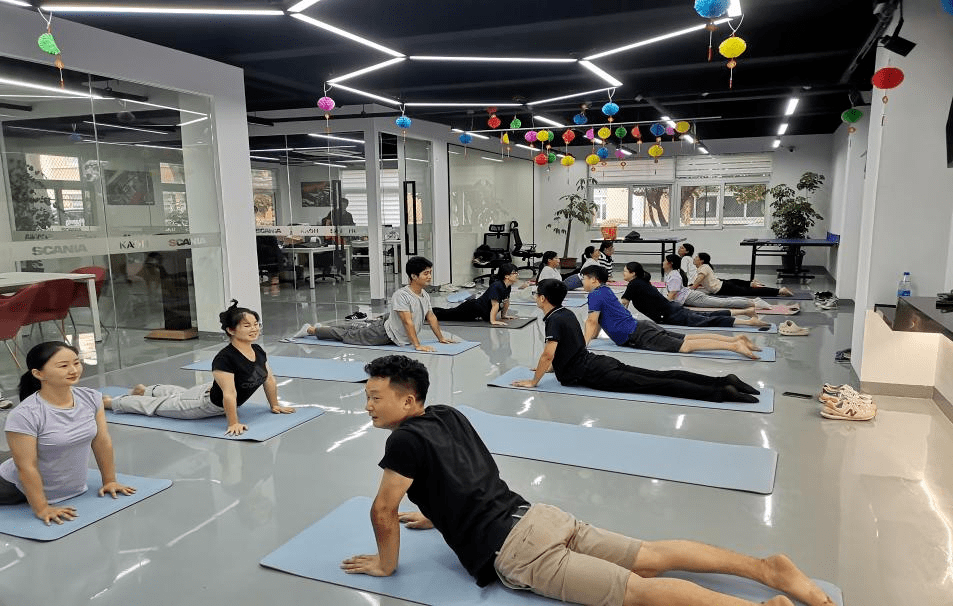 “瑜”悦身心 更“伽”健CQ9电子 CQ9传奇电子康这里有瑜伽课程配送进企业(图1)