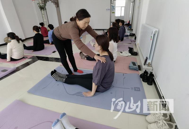 张北全民练瑜伽提振“精气神”CQ9电子 CQ9传奇电子(图2)