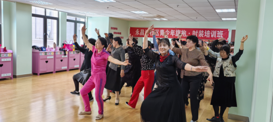 CQ9电子 CQ9传奇电子报名踊跃、课堂升级……苏州漕湖街道永昌泾社区“家门口的老年大学”开班惊喜连连(图2)