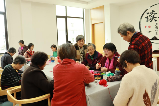 CQ9电子 CQ9传奇电子报名踊跃、课堂升级……苏州漕湖街道永昌泾社区“家门口的老年大学”开班惊喜连连(图4)
