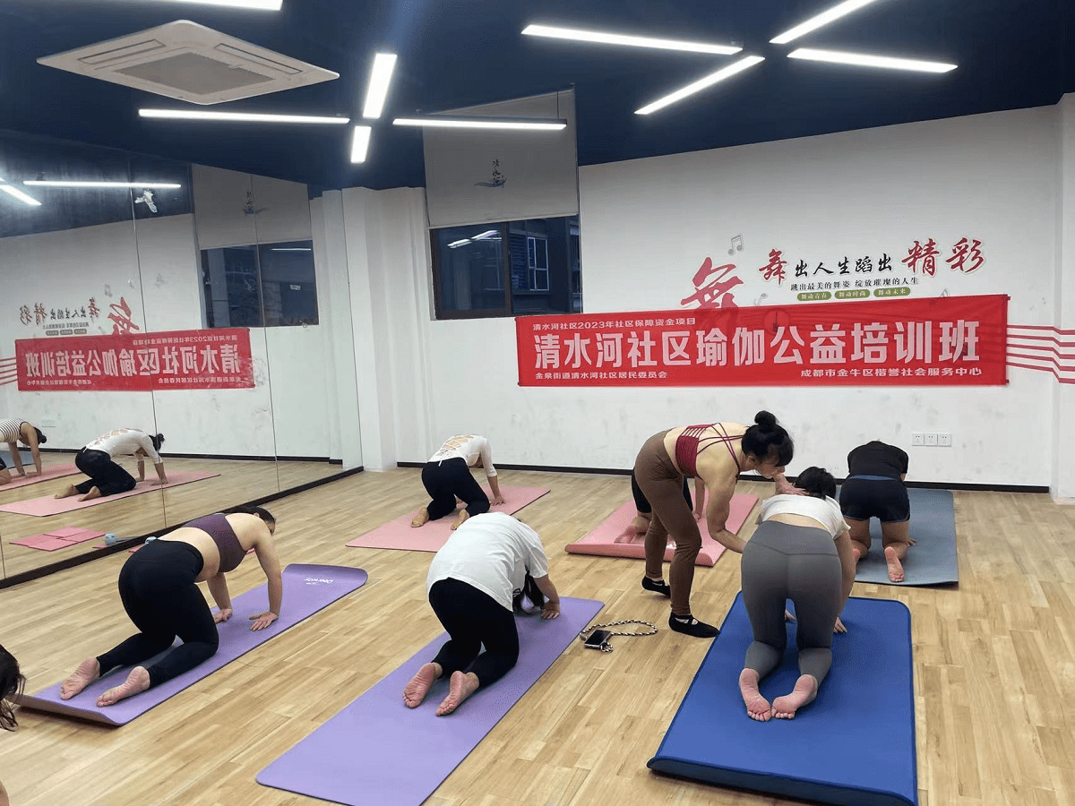 清水河CQ9电子 CQ9传奇电子社区开展瑜伽公益培训班开班啦(图3)