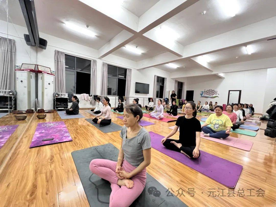 冬日“瑜”光 “伽”倍CQ9电子 CQ9传奇电子美好——元江县总工会2024年第一期健身瑜伽职工素质提升培训活动开课啦(图2)