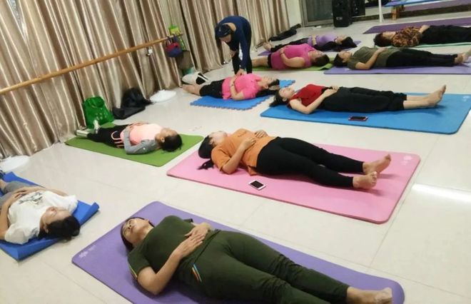 CQ9电子 CQ9传奇电子【社区动态】瑜伽培训+育婴师培训！居民生活真丰富！(图2)